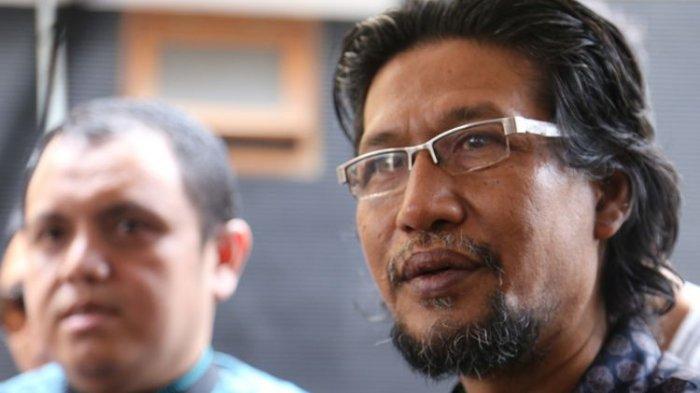 Ayah Ammar Zoni, Henri Zoni, usai menjenguk putranya di tahana Polres Jakarta Pusat, Selasa (11/7/2017).