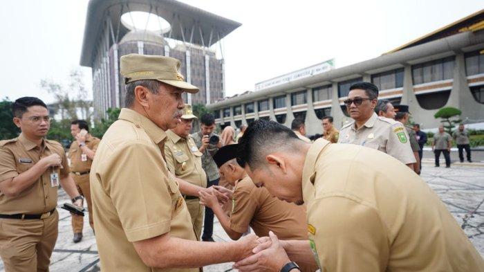 Suasana haru menyelimuti apel pagi di Halaman Kantor Gubernur Riau, Senin (16/10/2023). Gubernur Riau (Gubri) Syamsuar berpamitan dengan seluruh pejabat dan pegawai Pemprov Riau.