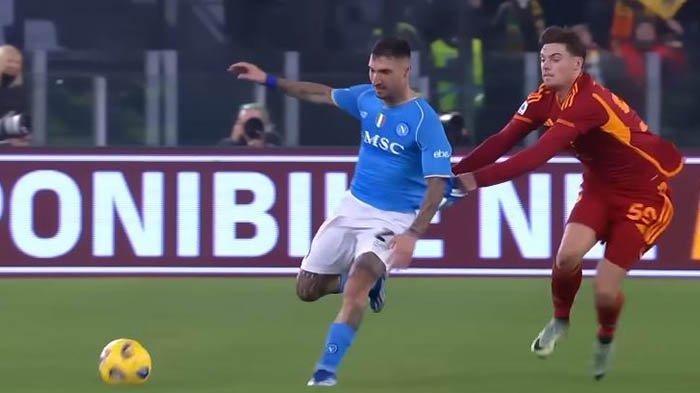 Baju Politano yang ditarik Nicola Zalewski saat menggiring bola