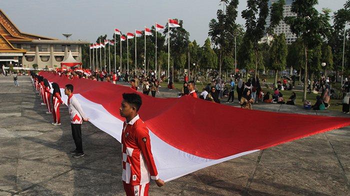 FOTO: Bendera Raksasa Meriahkan Gerakan Pencanangan Pembagian Bendera ...