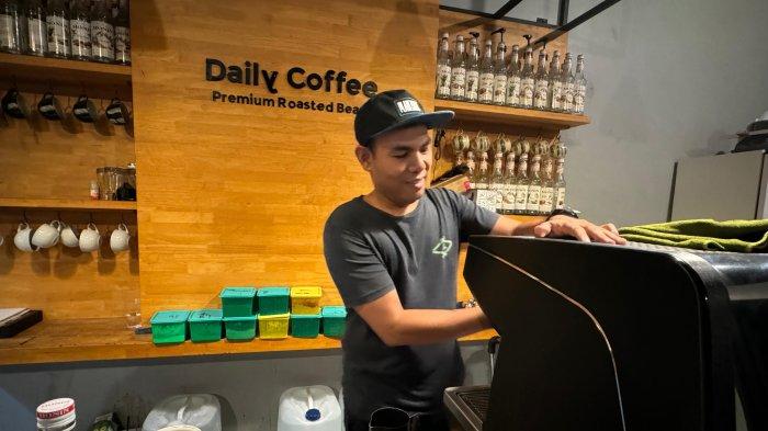 Pemilik Daily Coffee, Dedy Suhendra di bar coffee shop miliknya.