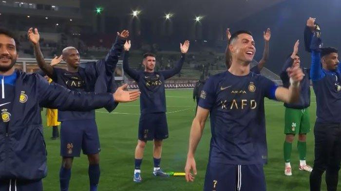 Cristiano Ronaldo tunjuk fans Al Nassr sembari tertawa