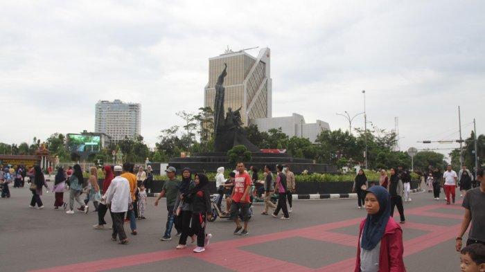 Warga meramaikan kawasan car free day (CFD) atau hari bebas kendaraan bermotor (HBKB) di Jalan Sudirman Pekanbaru, Minggu (26/5/2024). (TRIBUN PEKANBARU.COM/THEO RIZKY)