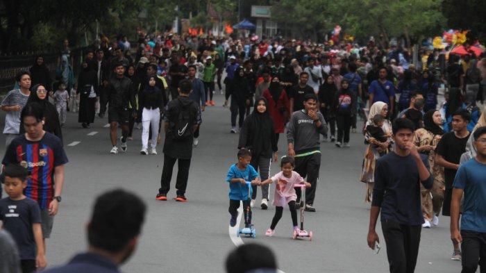 Warga meramaikan kawasan car free day (CFD) atau hari bebas kendaraan bermotor (HBKB) di Jalan Sudirman Pekanbaru, Minggu (26/5/2024). (TRIBUN PEKANBARU.COM/THEO RIZKY)