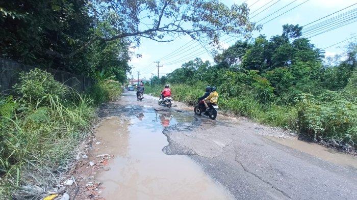 FOTO: Kondisi Jalan Bangau Sakti Pekanbaru yang Rusak, Ada yang Mirip