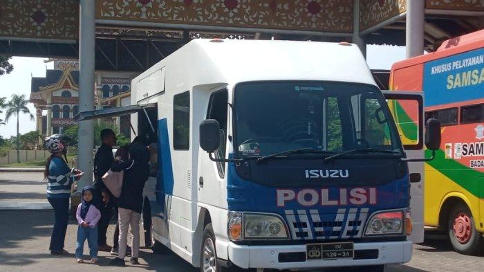 Mobil layanan SIM dan Samsat Keliling beroperasi melayani warga di depan Purna MTQ Jalan Sudirman Pekanbaru, Jumat (5/7/2024). (TRIBUN PEKANBARU/THEO RIZKY).