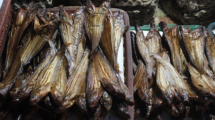 Ikan salai selais dijual di Pasar Sail Pekanbaru, Senin (18/12/2023). Ikan asap ini kini dihargai di kisaran harga Rp 310 ribu per kg nya, harganya tergolong cukup mahal mengingat keberadaan ikan ini yang cukup susah didapatkan.