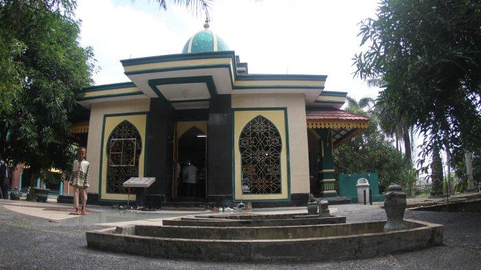 FOTO: Melihat Cagar Budaya Makam Marhum Pekan, Tempat Wisata Bersejarah ...