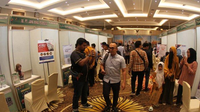 Sejumlah pencari kerja memadati Pekanbaru Job Fair 2024 pada hari ke dua di Hotel Mutiara Merdeka, Kamis (20/6/2024). (TRIBUN PEKANBARU/THEO RIZKY).