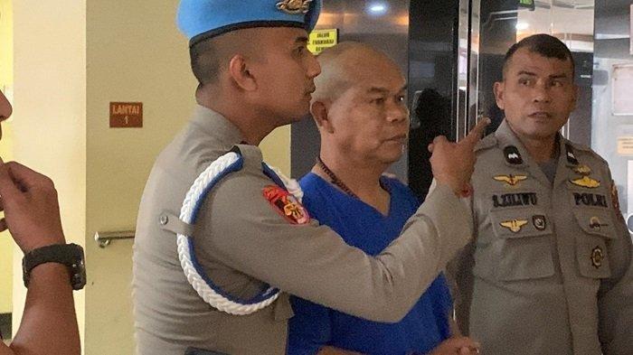 Tersangka AKP Dadang Iskandar terlihat memakai baju tahanan berwarna biru dengan rambut plontos dengan dijaga ketat petugas, Sabtu (23/11/2024).