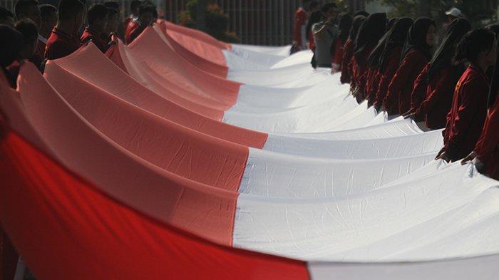 FOTO: Bendera Raksasa Meriahkan Gerakan Pencanangan Pembagian Bendera ...