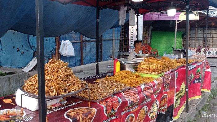 
Pedagang Kuliner Gorengan Seafood Khas Pariaman di Jalan HR Soebrantas Panam Pekanbaru 
