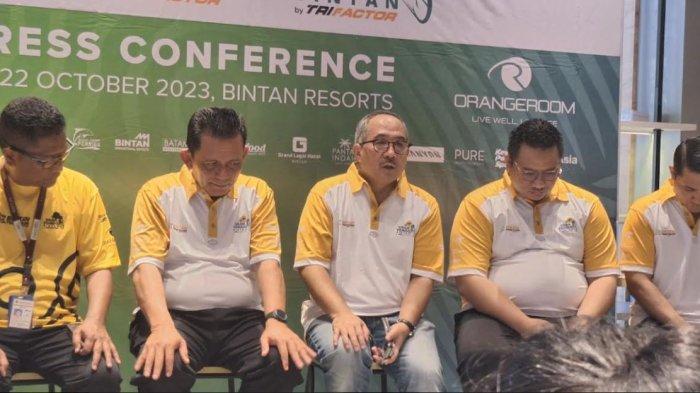 Gubernur Kepri Ansar Ahmad dan Duta Besar RI untuk Singapura, Suryopratomo, saat gelar konferensi pers bersama sejumlah media di Plaza Lagoi Bay, Kawasan Pariwisata Lagoi, Sabtu (21/10).