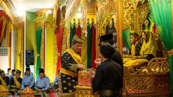 Gubernur Kepulauan Riau, H Ansar Ahmad SE MM, yang memiliki gelar Datok Setiabijaya Mahkotanegeri, menghadiri majelis penganugerahan gelar adat kepada Kepala Staf TNI Angkatan Laut, Laksamana TNI Dr H Muhammad Ali SE MM MTr Opsla, di Lembaga Adat Melayu Riau pada Rabu (5/6/2024).