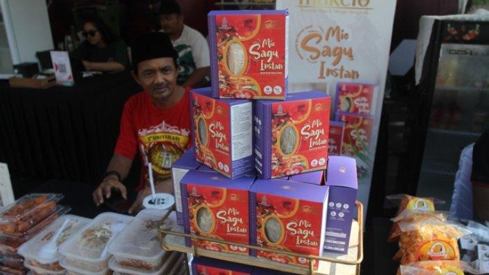 Harry Purwanto memperlihatkan Mie Sagu Instan Makcio di stand Bank Indonesia dalam acara Pekan Raya Pekanbaru, Jalan Cut Meutia, Pekanbaru, Minggu (23/6/2024).
