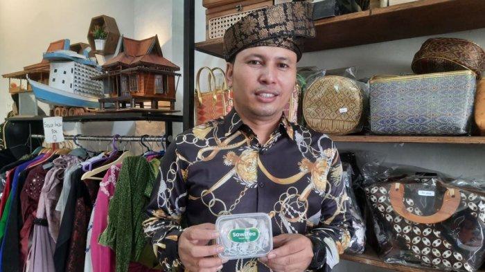 Hendra Dermawan, pendiri Rumah Tamadun dengan aneka produk olahan lidi sawit.