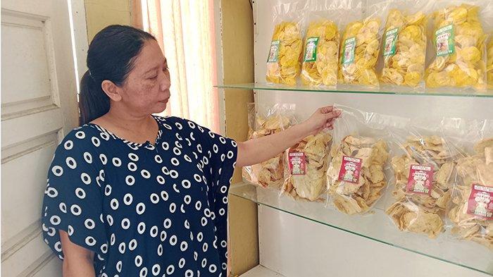 Henni pemilik UMKM Kerupuk Bawang Bina Karya Kabupaten Inhu menjelaskan produk kerupuk Bawang miliknya.