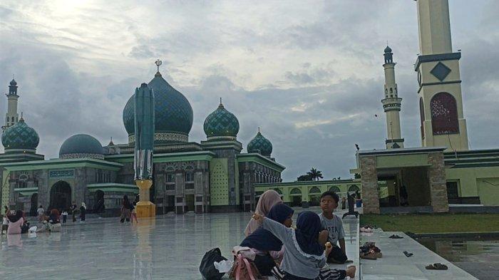 Indahnya melihat matahari tenggelam di Masjid Agung An-Nur Pekanbaru. 