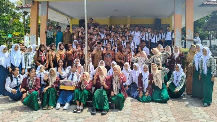 Jajaran SMP Negeri 2 Pelalawan Studi Tiru ke SMP Negeri 13 Pekanbaru. Foto: Siswa SMP Negeri 2 Pelalawan dan siswa SMP Negeri 13 Pekanbaru foto bersama usai pertandingan persahabatan.
