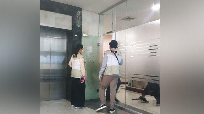 Komisi Pemberantasan Korupsi (KPK) menggeledah Kantor Dinas PUPR di Jalan SM Amin Pekanbaru, Senin (20/1/2025).