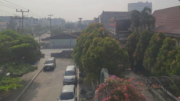 Kabut tebal menyelimuti Kota Pekanbaru pada Kamis pagi, (5/9/2024) berdampak pada jarak pandang terbatas.