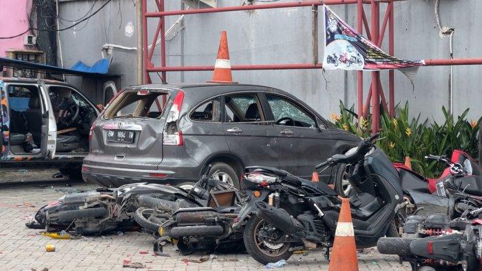 Kaca bangunan Car Wash dan kendaraan roda dua yang ada di Jalan Nangka, Kota Pekanbaru, rusak diduga akibat lemparan dan pukulan dari massa yang datang menggeruduk, Senin (18/11/2024) siang.