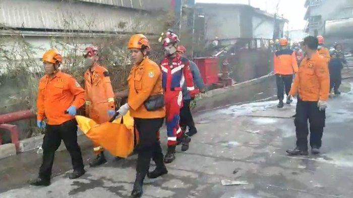 Petugas membawa jasad korban kebakaran pabrik PT Jati Perkasa Nusantara, Jalan Pondok Ungu, Kelurahan Pejuang, Medan Satria, Kota Bekasi, Jumat (1/11/2024) pagi.
