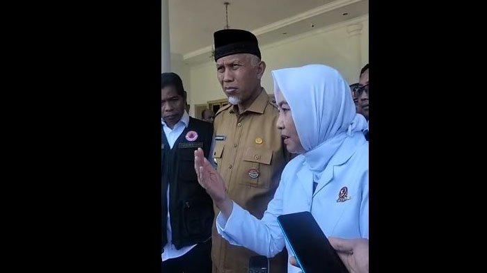 Kepala BMKG Dwikorita Karnawati bersama Gubernur Sumbar Mahyeldi. Sejumlah gempa kecil turut jadi penyebab longsor dan banjir bandang di Sumbar