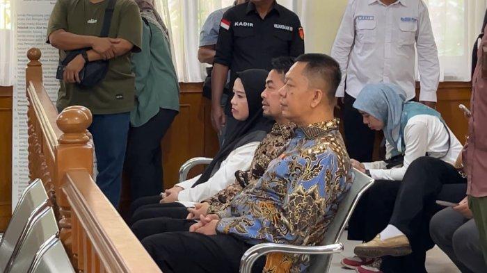 Ketiga terdakwa, Risnandar Mahiwa CS saat sedang menunggu dimulainya persidangan, Selasa (29/4/2025)