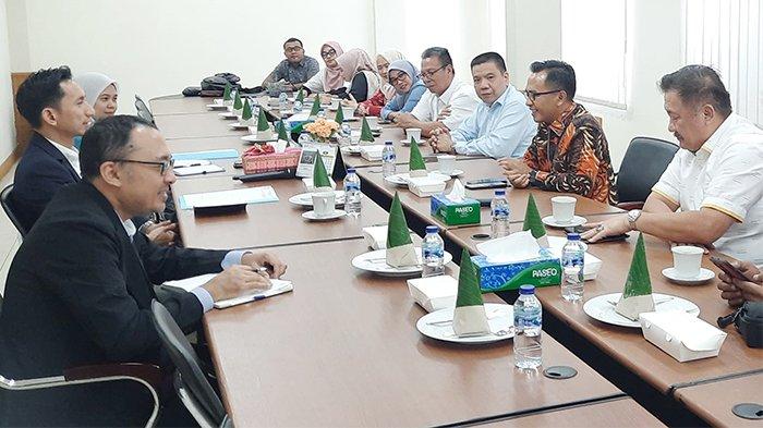 Rombongan Komisi II DPRD Kepulauan Riau melakukan kunjungan kerja ke Konsulat Malaysia di Kota Pekanbaru, Selasa (6/8/2024).
