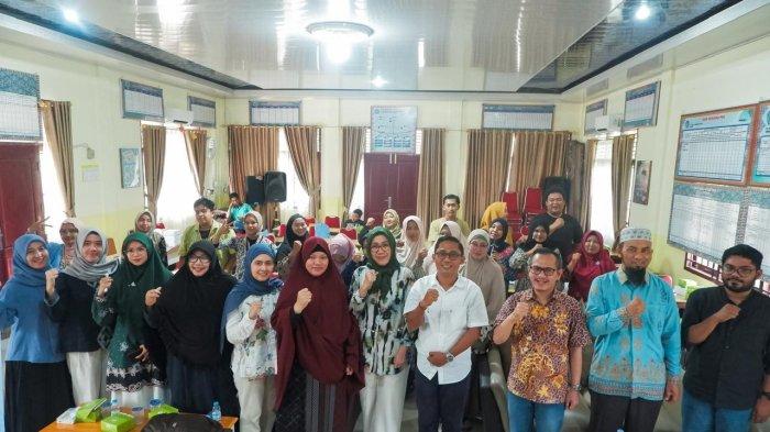 BERFOTO BERSAMA: Tim KJFD Komunikasi Sosial Jurusan Ilmu Komunikasi FISIP Universitas Riau melaksanakan pengabdian kepada masayarakat dengan memberikan pelatihan Pemandu Wisata dalam mempromosikan Destinasi wisata di Kecamatan Dayun kepada Pokdarwis.