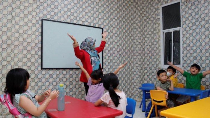 Siswa dan siswi peserta les berasal dari berbagai kalangan usia, termasuk anak-anak.