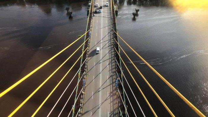 Lalu lintas di jembatan TASL Siak lancar dipantau dari puncak menara jembatan itu, Selasa (26/12/2023) sore