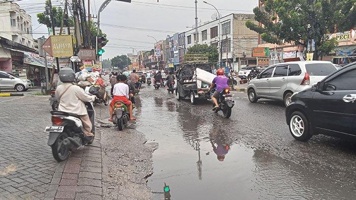 Jalan rusak dan berlubang akibat galian pipa PDAM masih terus dikeluhkan masyarakat seperti di Jalan Imam Munandar Kota Pekanbaru.