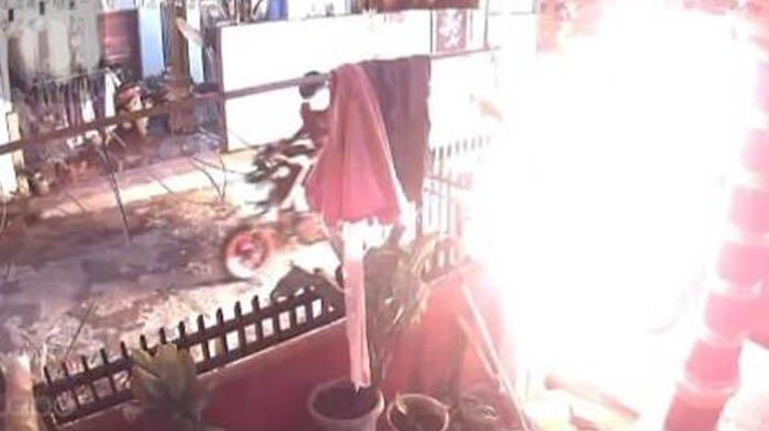 Mobil warga Kecamatan Pangkalan Kerinci, Kabupaten Pelalawan, Riau diduga dibakar oleh Orang Tak Kenal (OTK) pada Selasa (20/8/2024) lalu saat diparkirkan di rumahnya. 