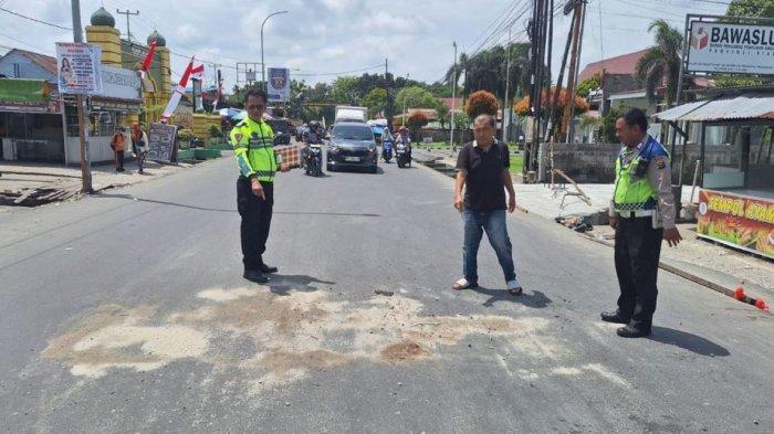 Polisi melakukan olah TKP kecelakaan yang melibatkan pengendara mobil dan 4 pemotor di Jalan Adi Sucipto, Kecamatan Marpoyan Damai, Kota Pekanbaru, Sabtu (10/8/2024).