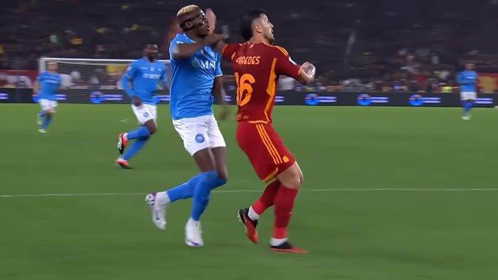 Osimhen tiba-tiba jatuh dan berguling menjerit kesakitan di kotak penalti AS Roma