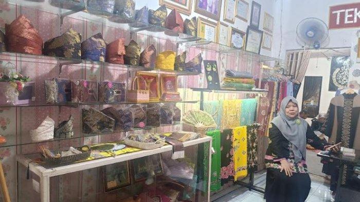 TEKAT TIGA DARA - Owner Candafa Tekat Tiga Dara, Tengku Syarifah Nurlia Zahara (50) dengan pajangan kreasi hasil kerajinan tangan tangan nya yang dipajang di rumahnya Jalan Dahlia Gang Jati Nomor 5, Kelurahan Harjosari, Kecamatan Sukajadi, Pekanbaru.