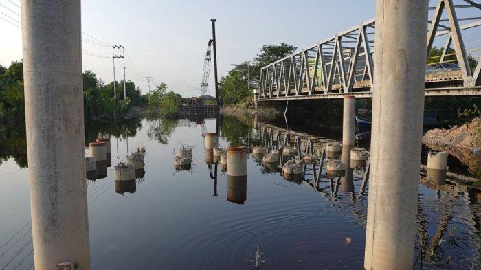 Pj Gubernur Riau SF Hariyanto didampingi Walikota Dumai, Paisal melakukan peninjauan ke Jembatan Duplikat Sungai Masjid Kota Dumai.