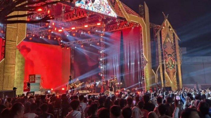 Panggung Utama Kenduri Riau 2024 di Bandar Serai Pekanbaru, terlihat megah pada acara penutupan yang digelar pada Minggu (20/10/2024)