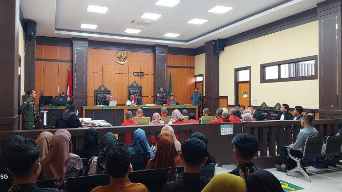 PIDANA PILKADA: Para terdakwa pidana Pilkada Kampar berompi pink duduk di pesakitan pada sidang di PN Bangkinang, Rabu (5/2/2025)