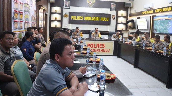 Untuk memastikan Operasi Mantap Praja (OMP) Lancang Kuning (LK) tahun 2024 pemilihan kepala daerah (Pilkada) berjalan sesuai prosedur dam sesuai rencana, Kepolisian daerah (Polda) Riau menerjunkan tim pengamat wilayah (Pamatwil) ke Polres Indragiri Hulu (Inhu), Jumat (6/9/2024). Tim Pamatwil yang datang ke Polres Inhu dipimpin oleh Direktur Samapta KBP Raswin B. Sirait, S.I.K., S.H., M.Si.