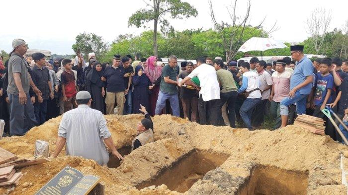 Pelayat mengantarkan jenazah tiga korban kecelakaan maut di Jalan Hangtuah ke TPU Tampan, Rabu (1/1/2025) sore kemarin.