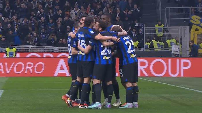 Pemain Inter Milan yang meyarakan kemenangan atas Juventus