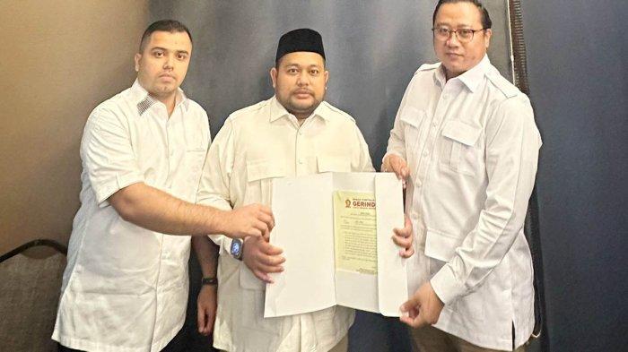 Foto: Pengurus DPP Gerindra Rizaldi (kanan) menyerahkan surat tugas untuk maju di Pilwako kepada Andry Saputra (tengah) di dampingi Ketua Gerindra Riau M Rahul, Minggu (14/7/2024) di Pekanbaru.