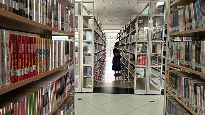 Pinjam buku di Perpustakaan Soeman HS Riau juga bisa dilakukan secara online.