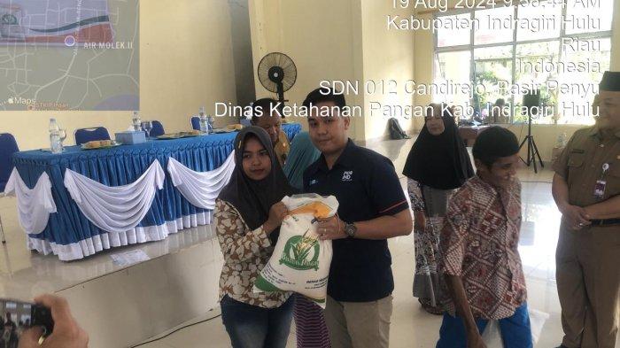 Pj Sekda Inhu, Boyke Sitinjak hadiri penyaluran bantuan pangan beras dari pemerintah beras tahap ketiga di Kecamatan Pasir Penyu, Kabupaten Inhu.