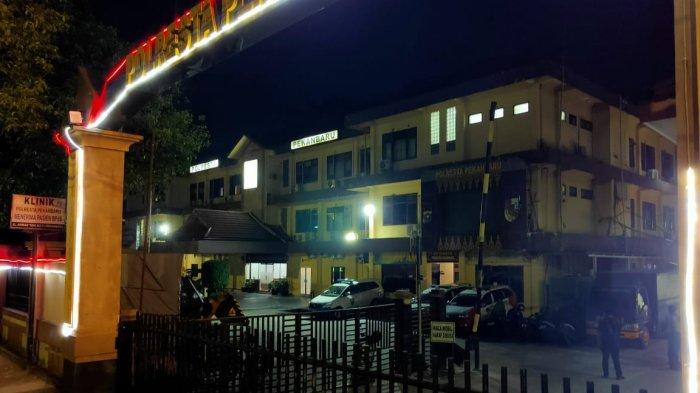 Suasana Polresta Pekanbaru tempat pemeriksaan Pj Wali Kota Pekanbaru Risnandar Mahiwa, Kementerian Dalam Negeri (Kemendgari) sudah mendapatkan informasi terkait giat KPK OTT Pj Wali Kota Pekanbaru Risnandar Mahiwa