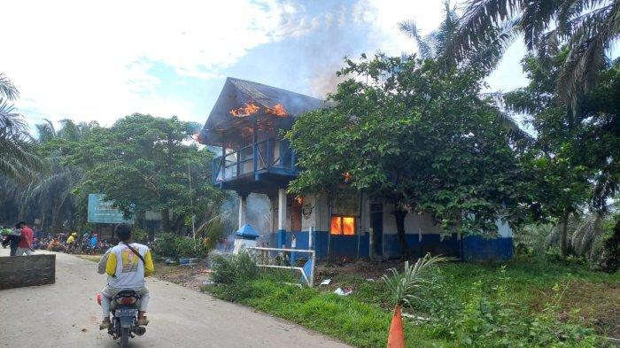 Penampakan Pos Sekuriti PT Ciliandra Perkasa yang dibakar warga di Desa Siabu Kec Salo, Selasa (24/9/2024).