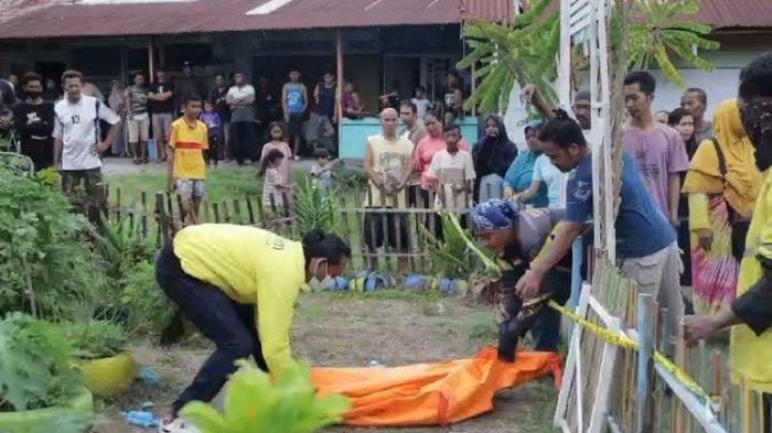 Proses evakuasi jasad P di bawah gardu listrik yang berada di RT 28, Kelurahan Solok Sipin, Kecamatan Danau Sipin, Kota Jambi, Minggu (6/10/2024)